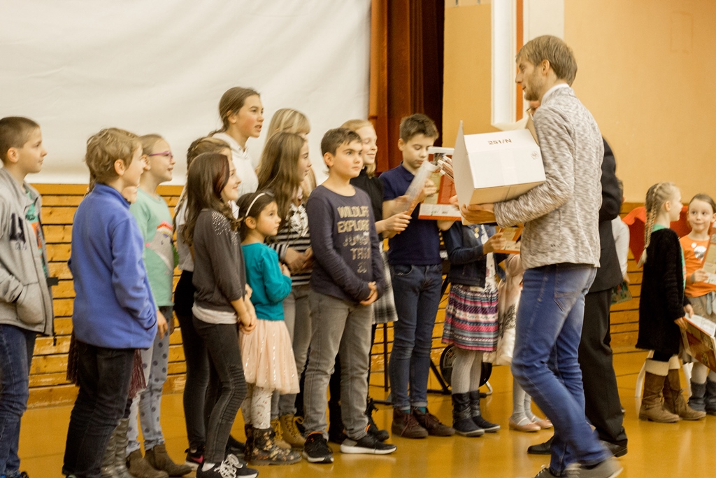 Die Kinder erhalten eine kl. Überraschung